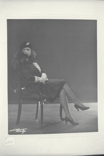 Seated portrait of Elisabeth Bell F 6917.jpg