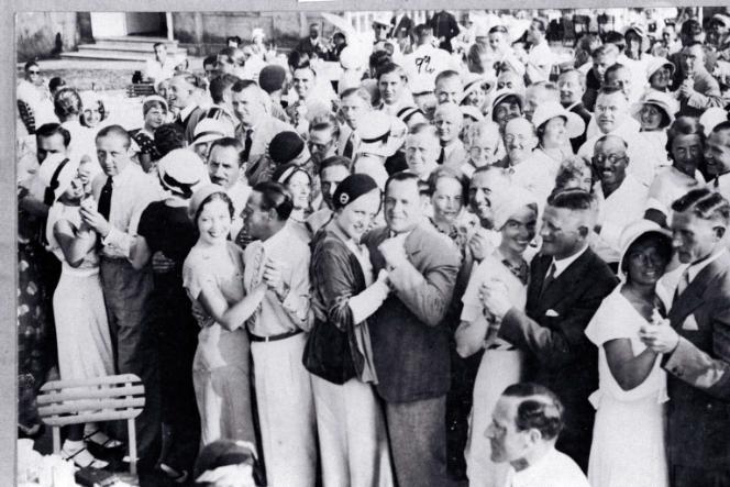 Dancing at five o'clock tea in the Strandhalle in Westerland, 1932