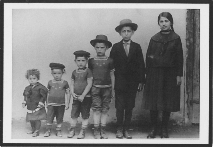 First six Unreich children, Bratislava, about 1913