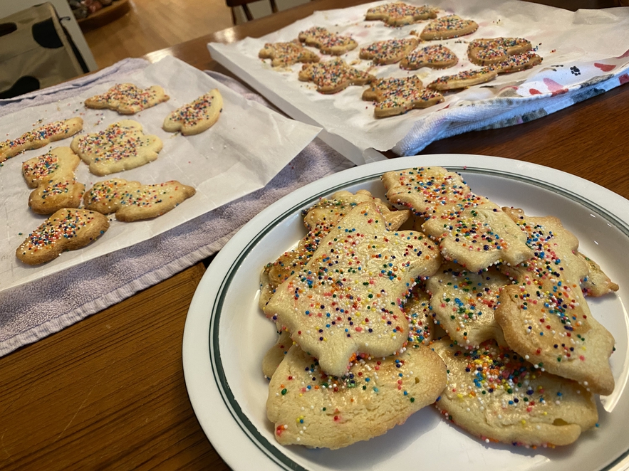 Taking the Butterplaetzchen out of the oven